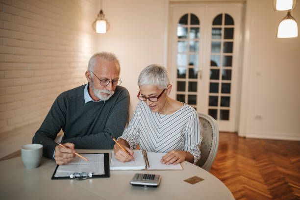 eliminacja wydatków jeden po drugim - pension senior adult grandparent planning zdjęcia i obrazy z banku zdjęć