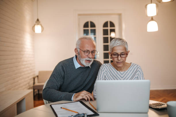 istock Calculating their monthly budget 865786626