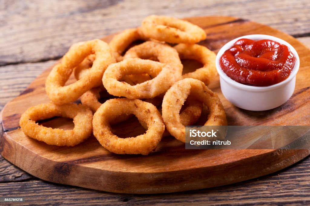 Beignets d'oignons, sauce ketchup - Photo de Anneau d'oignon libre de droits