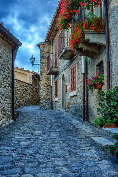 эликона монтальбано, средневековая деревня на сицилии - giant perch стоковые фото и изображения