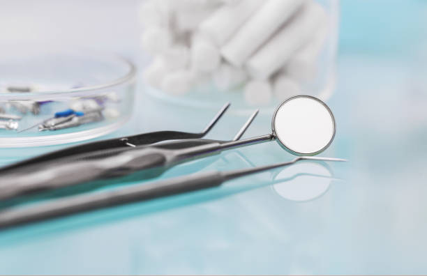 メタル製の歯科医院の医療機器のツール - dentist mirror orthodontist carver ストックフォトと画像