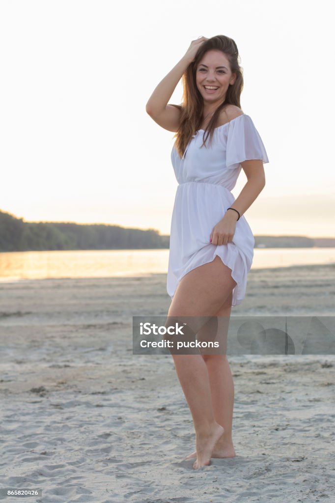Niña Con Vestido Blanco En La Playa Foto de stock y más banco de imágenes  de A la moda - A la moda, Adulto, Alegre - iStock