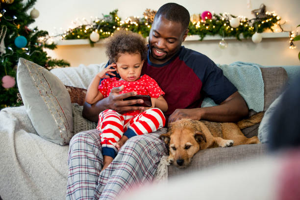 día de navidad con su niña - people dog winter cute fotografías e imágenes de stock