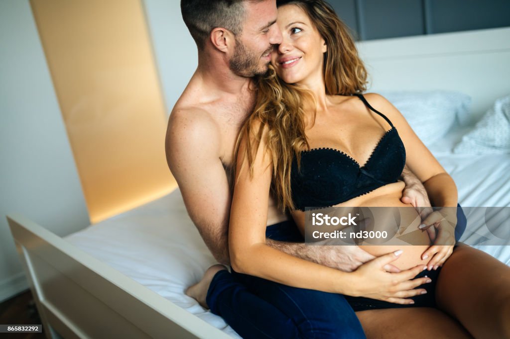 Glücklich schwanger Frau mit Mann im Schlafzimmer genießen - Lizenzfrei Schwanger Stock-Foto