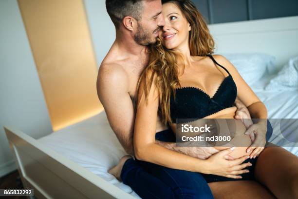Glücklich Schwanger Frau Mit Mann Im Schlafzimmer Genießen Stockfoto und mehr Bilder von Schwanger