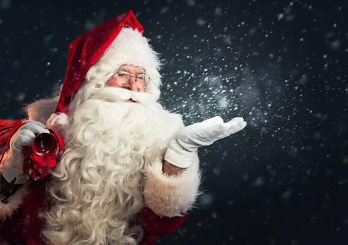 Santa Claus, nieve mágica de las manos photo