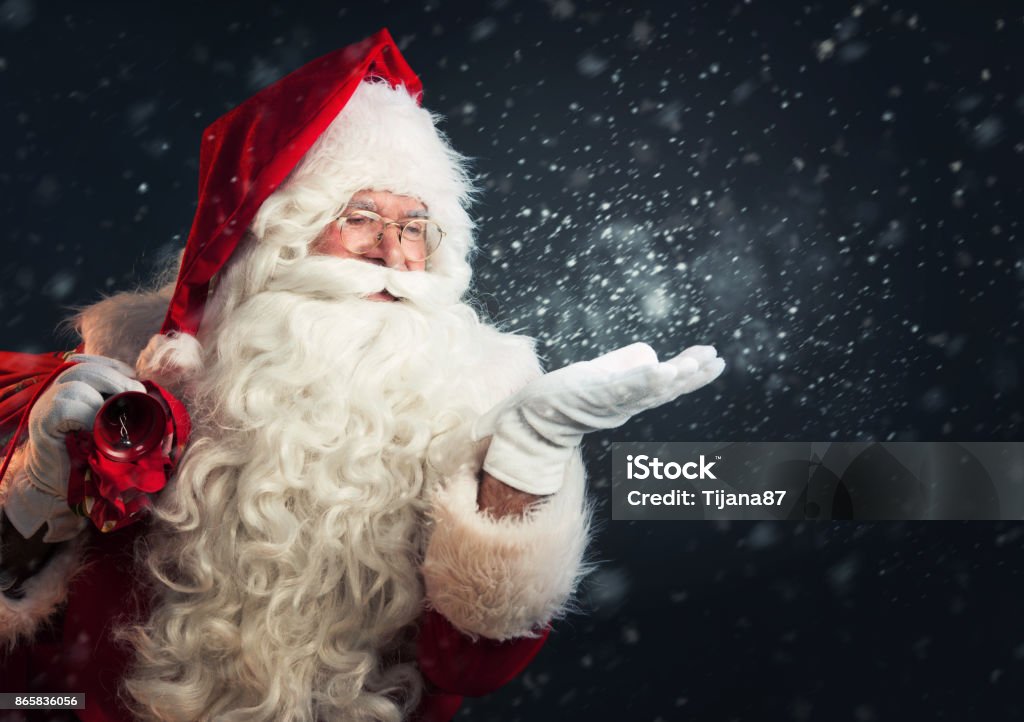 Babbo Natale soffia la neve magica delle sue mani - Foto stock royalty-free di Babbo Natale