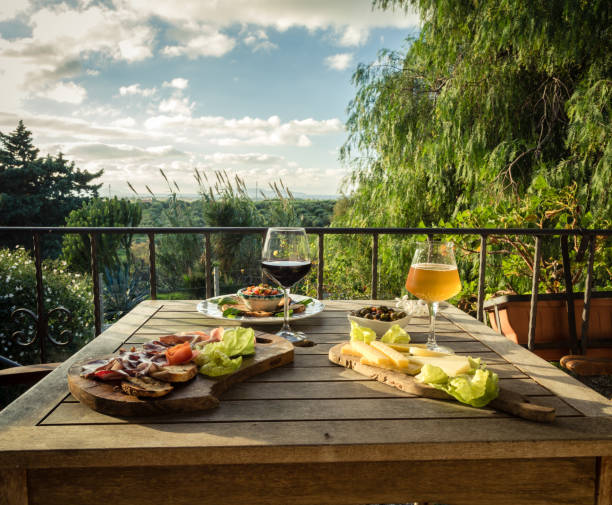 vorspeise für zwei personen auf einer terrasse und landschaft. - wine region stock-fotos und bilder