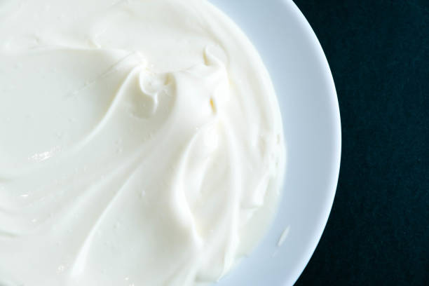 mayonnaise saure sahne gesichtscreme - milchsäure stock-fotos und bilder