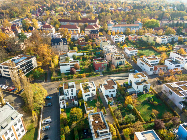 vue aérienne des maisons modernes - housing development development residential district aerial view photos et images de collection