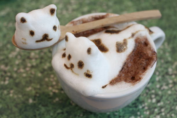 cute cat cafe kreskówka spieniona ręcznie - foamed milk zdjęcia i obrazy z banku zdjęć