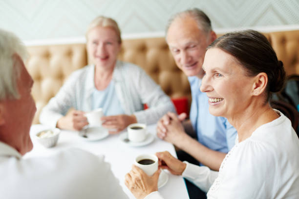 tempo libero degli anziani - discussion coffee cafe coffee shop foto e immagini stock