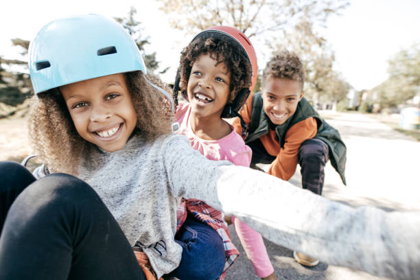 istock Longboard activities for pre-teen siblings 865874380
