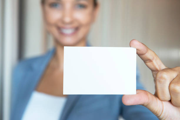 mujer de negocios en blanco tarjeta de negocio - smiling business card horizontal women fotografías e imágenes de stock