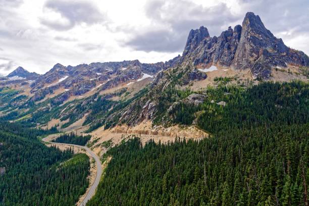 리버티 벨 산 및 이른 겨울 첨탑 - north cascades national park cascade range highway north 뉴스 사진 이미지