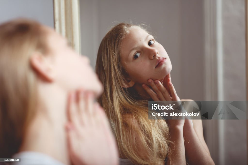Reflexo no espelho de adolescente - Foto de stock de Espelho royalty-free
