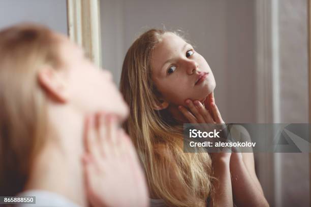 Foto de Reflexo No Espelho De Adolescente e mais fotos de stock de Espelho - Espelho, Adolescente, Adolescência