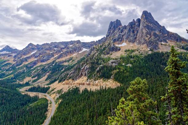 liberty bell mountain i wczesne zimowe wieże - north cascades national park cascade range highway north zdjęcia i obrazy z banku zdjęć