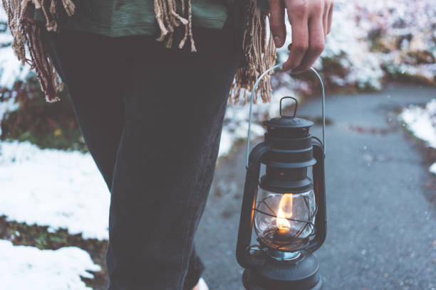 mujer viaje disfrutando el paisaje con la lámpara de queroseno - kerosene oil fotografías e imágenes de stock