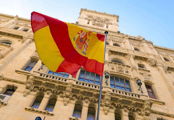 el polémico empuje para la independencia de cataluña ha aumentado la demanda de banderas españolas como muchos edificios en madrid ahora mostrará en una muestra de nacionalismo en el país europeo - spain flag spanish flag national flag fotografías e imágenes de stock