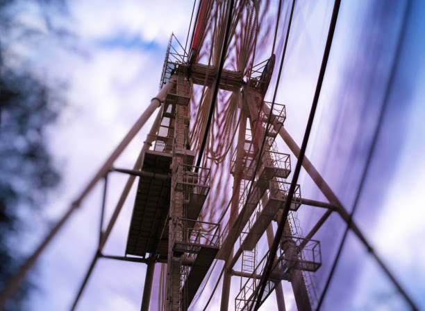 roda gigante longa exposição bokeh - ferris wheel wheel blurred motion amusement park - fotografias e filmes do acervo