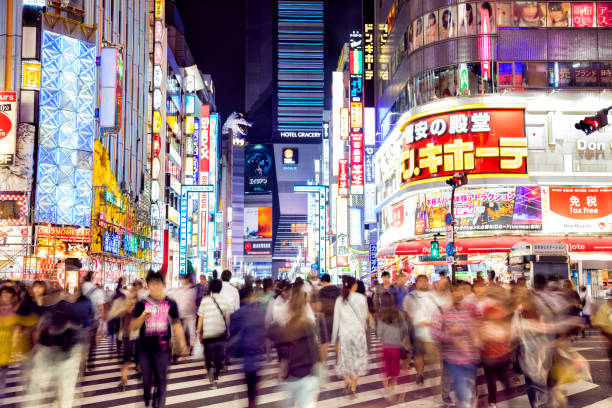 tłum ludzi crossing street w tokio, japonia - tokyo prefecture street night japan zdjęcia i obrazy z banku zdjęć