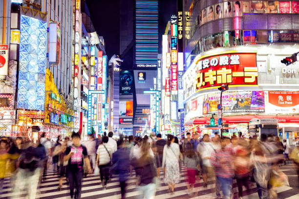 multidão de pessoas cruzamento de rua em tóquio, japão - urban scene business sign large group of people - fotografias e filmes do acervo
