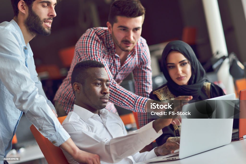 Multirraciais negócios contemporâneos pessoas trabalhando conectadas com dispositivos tecnológicos como tablet e computador portátil - Foto de stock de Grupo Multiétnico royalty-free