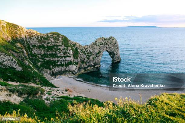 海およびダードル ドア英国でビーチを歩いている人の上丘からの眺め - 英国 ドーセットのストックフォトや画像を多数ご用意 - 英国 ドーセット, 歩く, ダードゥルドア