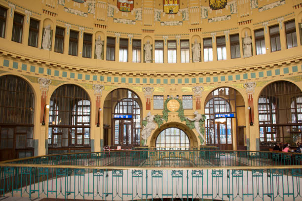 interior en praga tren estación o praha hlavni nadrazi - classic europe urban scene prague fotografías e imágenes de stock