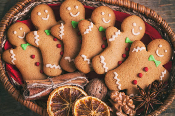 galletas de hombre de jengibre de navidad en una mesa de madera. - anise baked biscuit brown fotografías e imágenes de stock