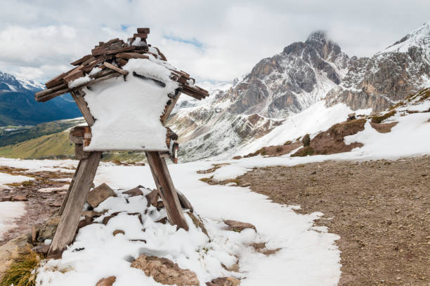 ośnieżona cairn ze znacznikiem odległości w forca rossa w dolomitach, włochy - melting spring snow trentino alto adige zdjęcia i obrazy z banku zdjęć