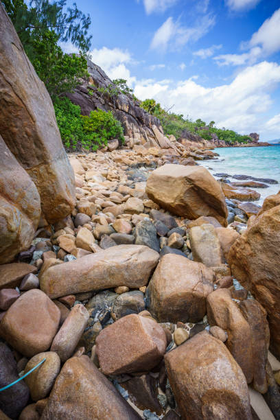 eine menge von granitfelsen an einer küste auf den seychellen 121 - 5087 stock-fotos und bilder