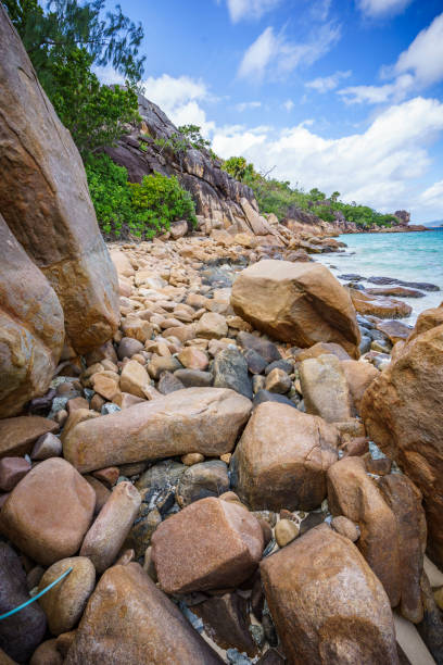 um monte de pedras de granito em uma costa em seychelles 121 - 5087 - fotografias e filmes do acervo