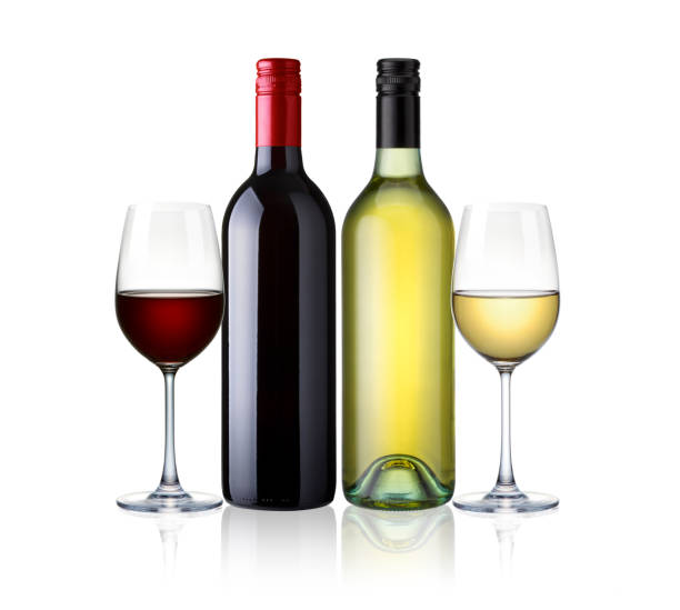 bouteilles et verres de vin blanc et rouge isolés sur fond blanc. rouge et vin blanc, mélanger deux types de vin avec chemin de clip - Photo
