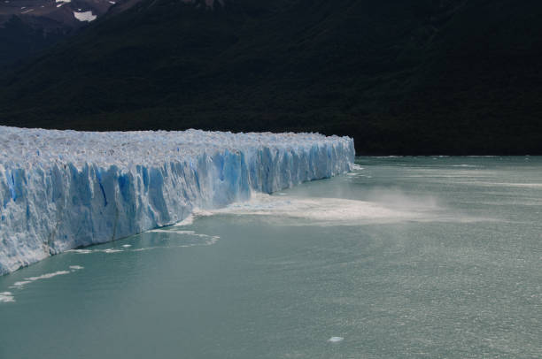 페리 토 모레노 빙하에서 분만 하는 얼음 - hubbard glacier 뉴스 사진 이미지