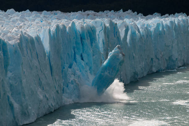 partos de hielo en el glaciar perito moreno - patagonia el calafate horizontal argentina fotografías e imágenes de stock