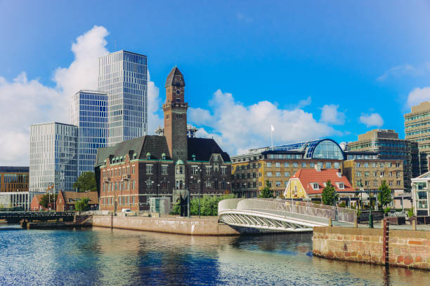 malmo centro antiguo y los edificios modernos, suecia - malmo fotografías e imágenes de stock