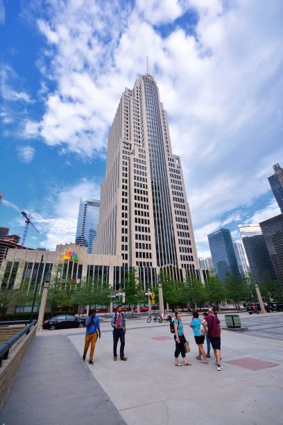 nbc television broadcasting building - nbc chicago vertical built structure imagens e fotografias de stock