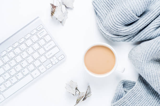 caffè con latte e sciarpa grigia su sfondo bianco. il concetto di beauty blogger - 5945 foto e immagini stock