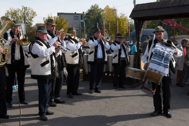 брасс-группа исполняет румынскую народную музыку на духовых инструментах - trombone musical instrument wind instrument brass band стоковые фото и изображения
