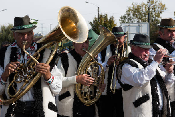брасс-группа исполняет румынскую народную музыку на духовых инструментах - trombone musical instrument wind instrument brass band стоковые фото и изображения