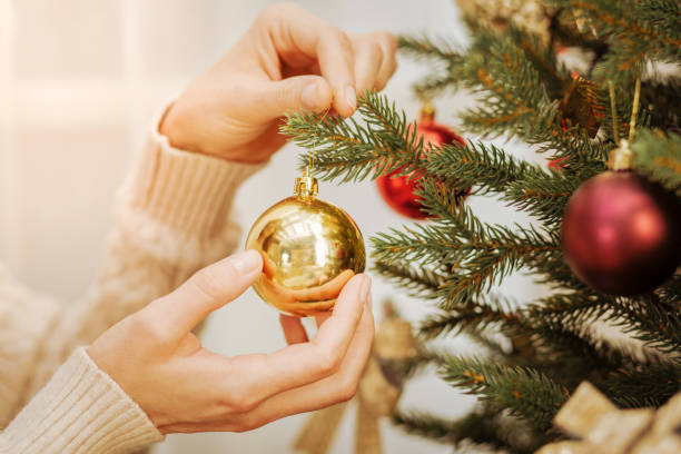 gros plan de femme décoration d’arbre de noël - christmas ball christmas ornament human hand photos et images de collection