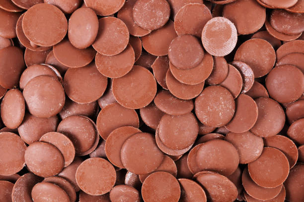 circle dark chocolate chip background - chocolate coins imagens e fotografias de stock