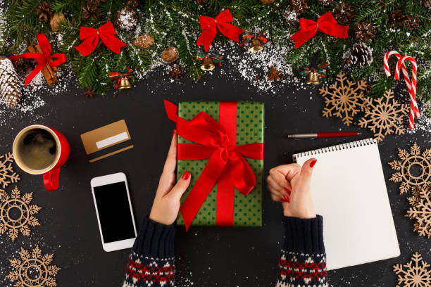 istock Getting online delivery of christmas gift 866065810