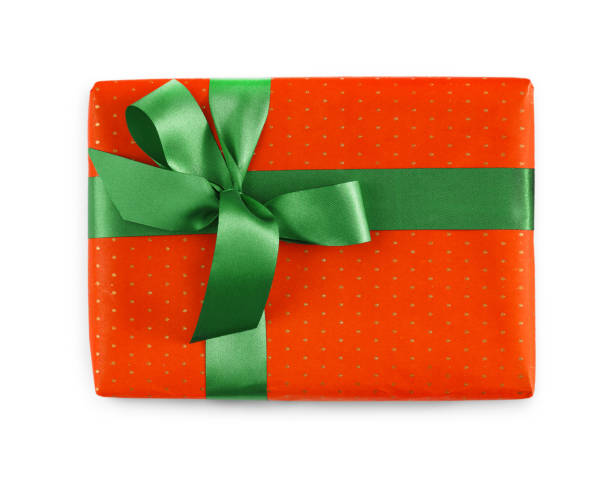 coffret cadeau enveloppé dans du papier rouge et ruban vert - isolated on white bow gift homemade photos et images de collection