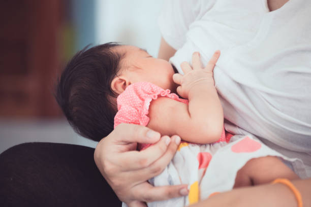 madre che allatta la sua neonata. - sucking asian ethnicity baby mother foto e immagini stock