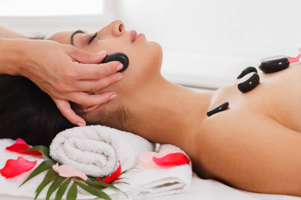 美容マッサージ スパ ウェルネス センター女性�のための石を作る - massaging spa treatment stone massage therapist ストックフォトと画像