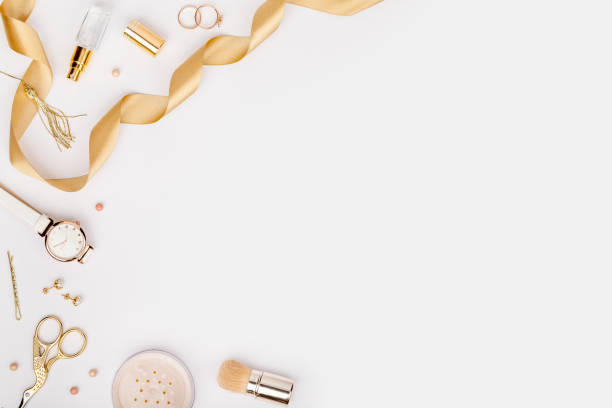 женщина стильные модные аксессуары в золотом цвете на белом фоне с копией пространства для текста. красота, мода, ювелирные изделия и торго� - earring gold jewelry contemporary стоковые фото и изображения