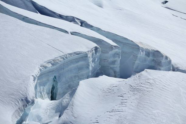 sichtbaren ebenen eis-und gletscherspalten. - glacier aletsch glacier switzerland european alps stock-fotos und bilder